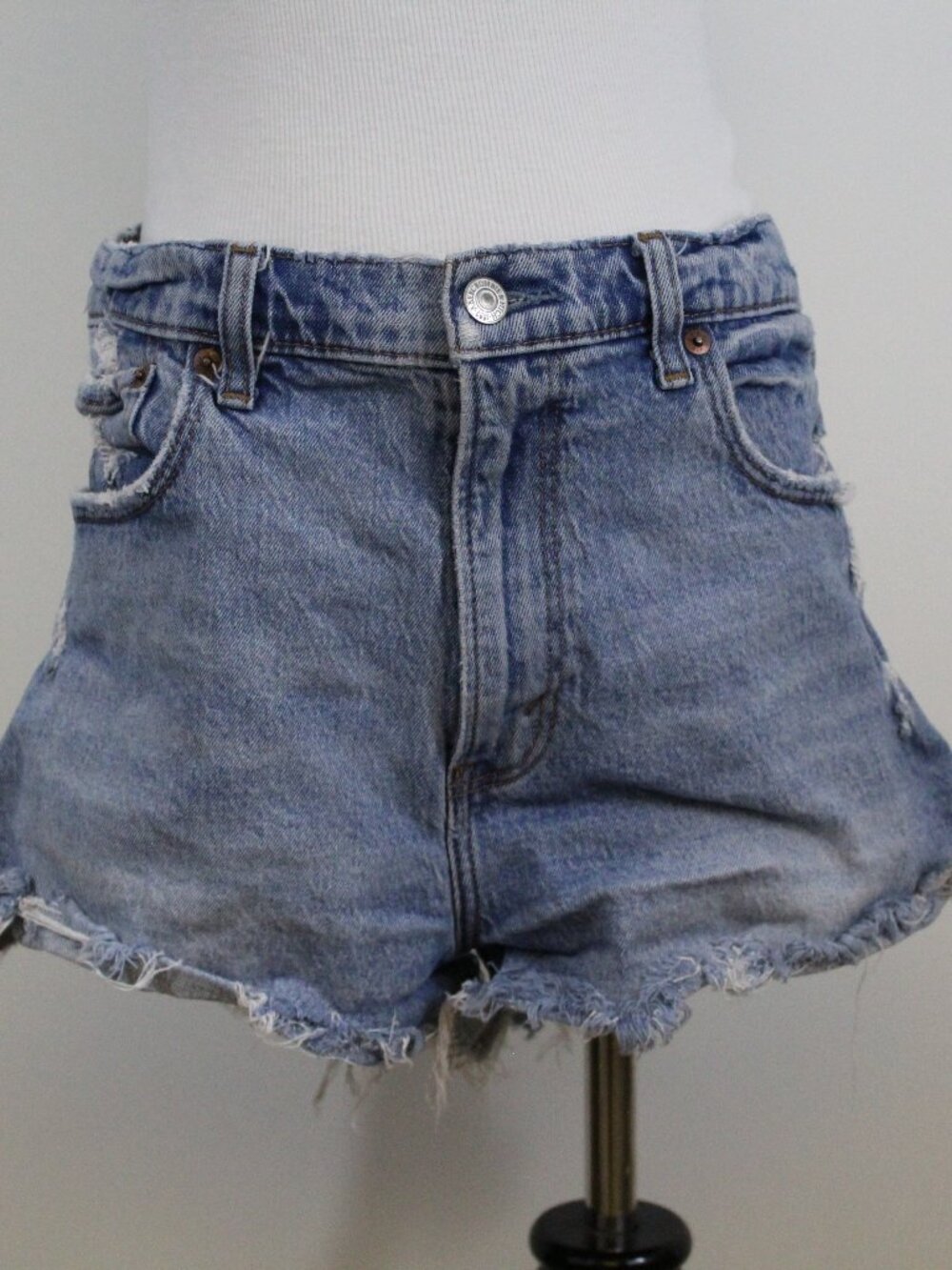 Abercrombie & Fitch High Rise Mom Shorts Distressed Raw‎ Hem Size 30